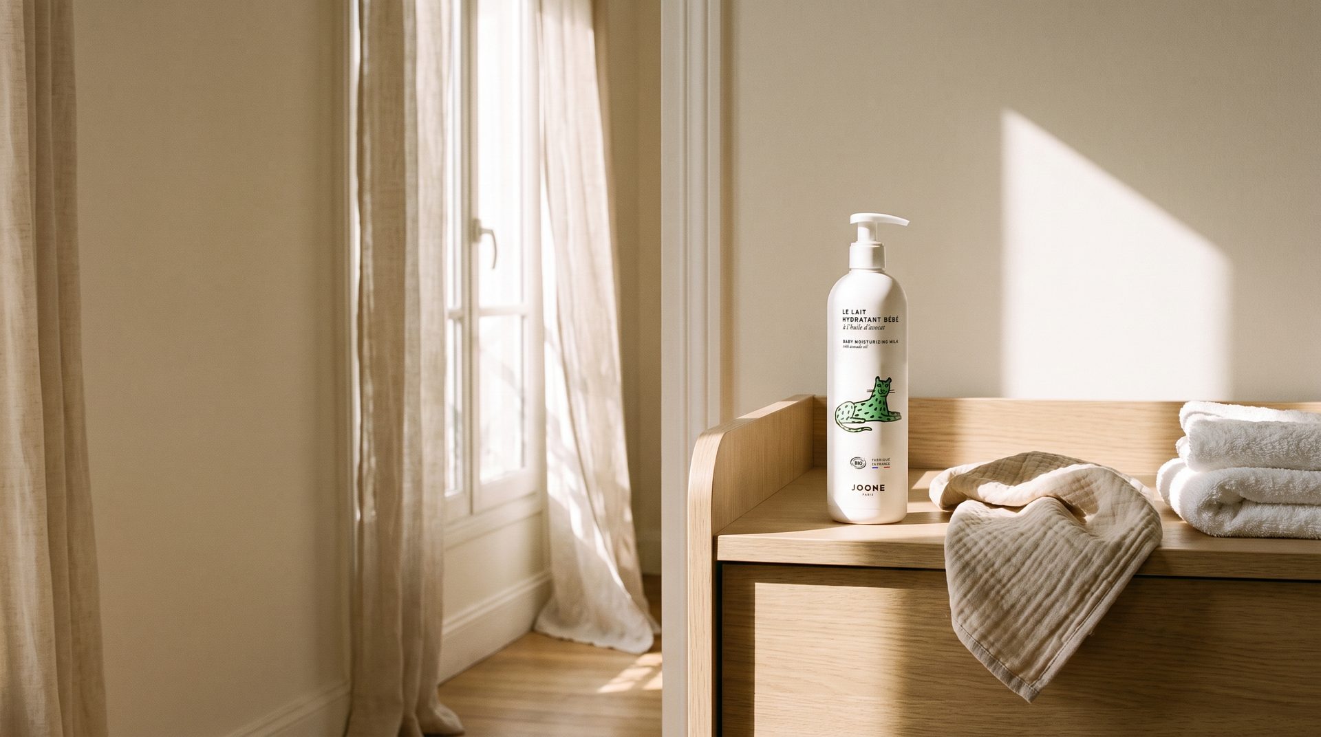 joone paris lait hydratant bébé op een commode in een lichte kinderkamer